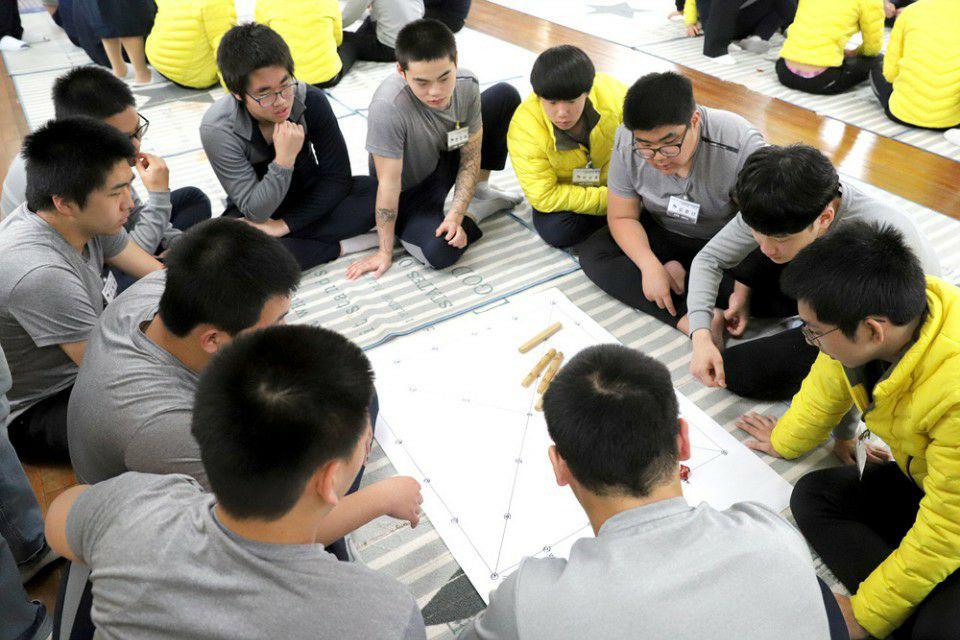 교정시설 안에서 함께 프로그램에 참여하는 모습